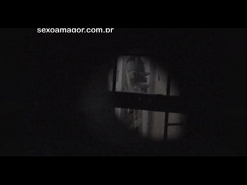 ❤️ Blondie ezkutuan grabatzen du auzoko voyeur batek adreilu hutsen atzean ezkutatuta ❤️❌ Kalitatezko pornoa gugan ️❤